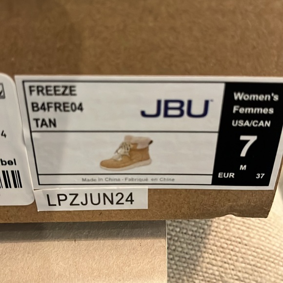 JBU Women's Freeze Round Tan Toe Boots/NIB/7M - Picture 13 of 13